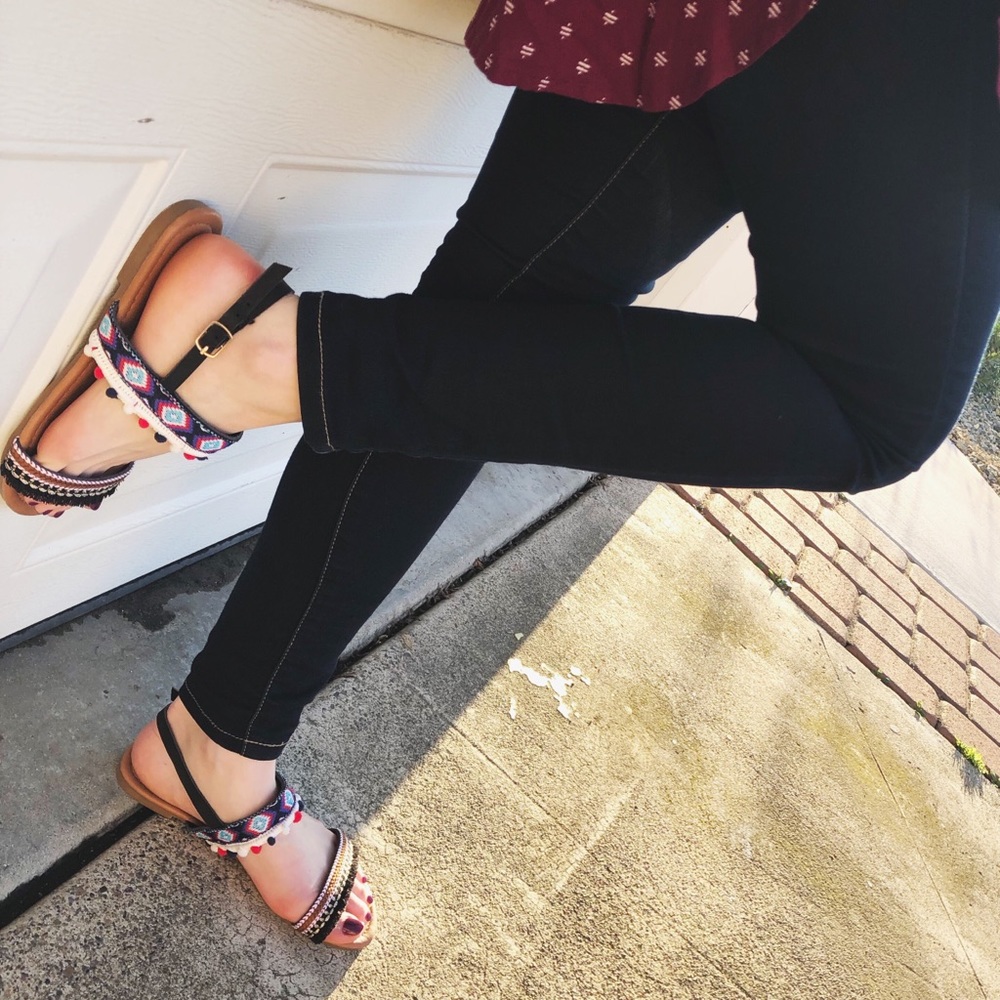 Embroidered Pom Pom black sandals - Picture 4 of 7